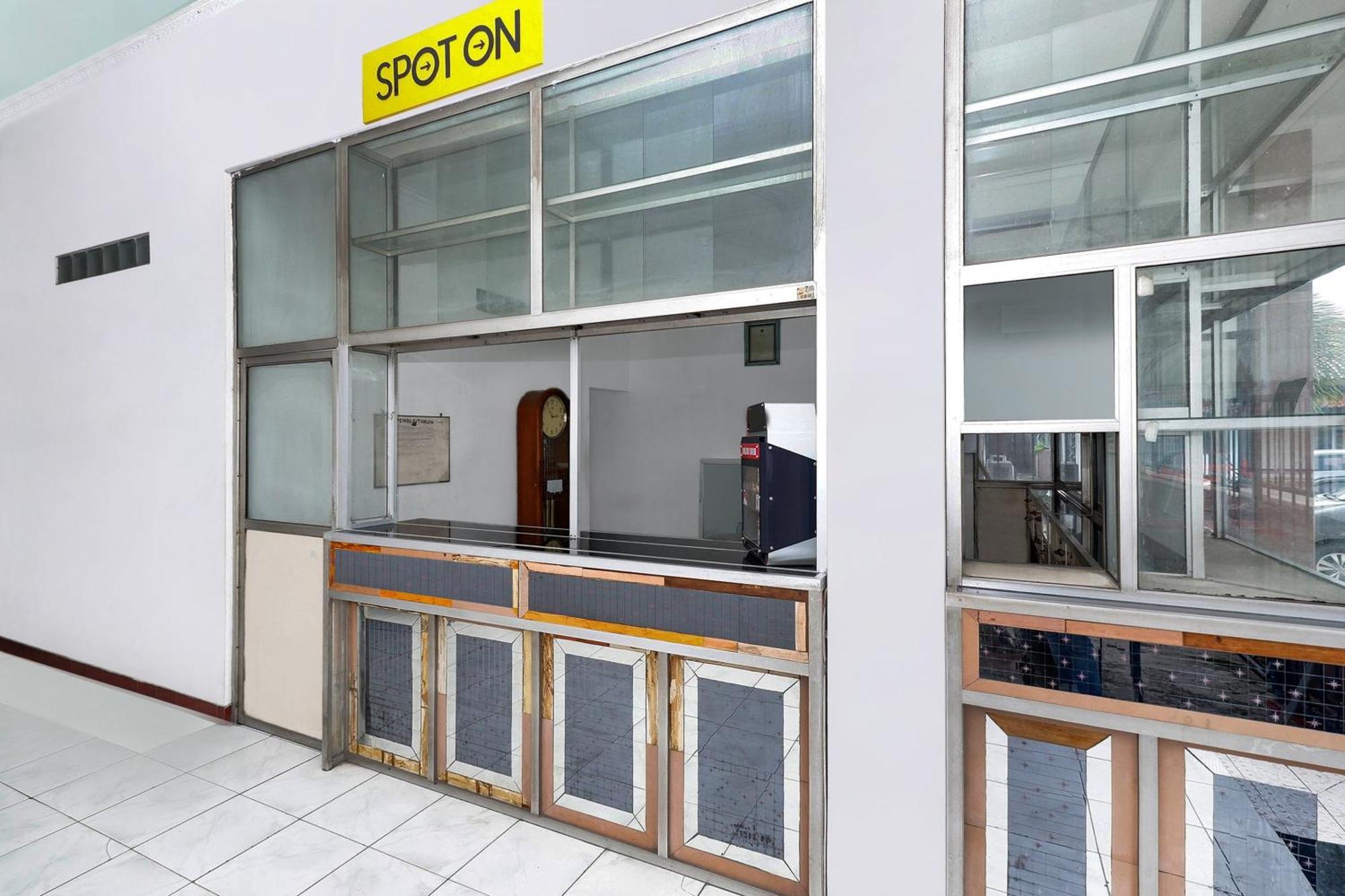 SPOT ON 2289 Hotel Saudara Tegal  Exterior foto